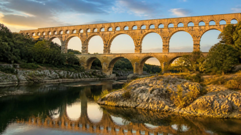 A háromszintes római Pont du Gard vízvezeték Nîmes közelében