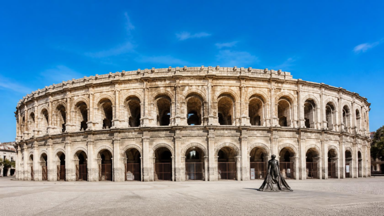 A jól megőrzött római amfiteátrum Nîmes belvárosában
